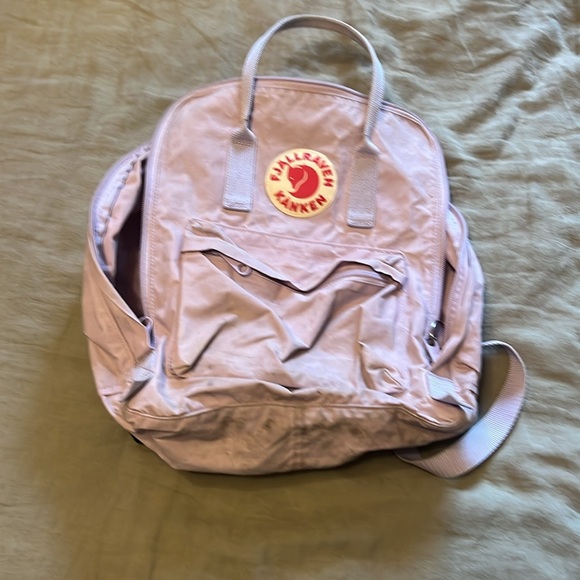 Fjallraven Kånken Backpack with Adjustable Straps - Picture 4 of 4